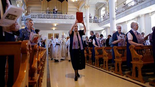 Description : Procession d’entrée lors de la célébration (Photo : Brigitte Bédard)